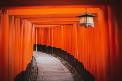 神社灰色通道